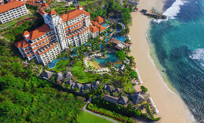 Luftaufnahme von Hotel und Strand